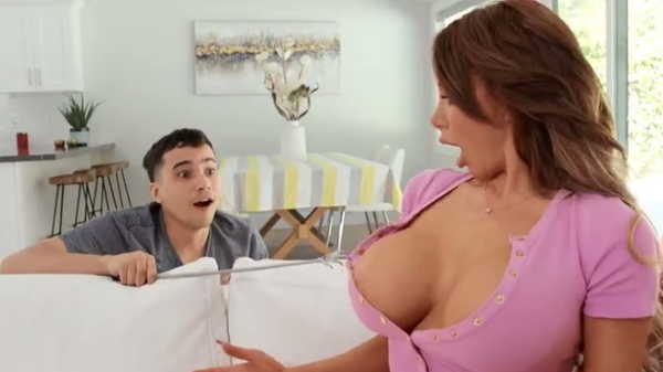 Порно видео 19 летний парень подглядывал за своей соседкой. Nicolette Shea 