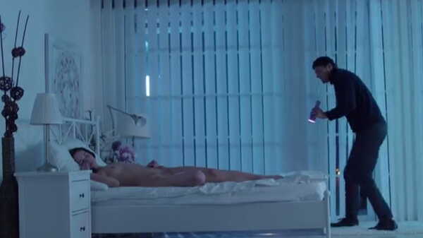 Порно видео В спальню молодой брюнетки пробрался вор.  