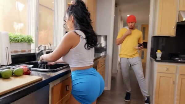 Порно видео Красавицу с большой задницей трахает черный парень.  