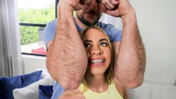 Порно видео Хлоя вернулась! Khloe Kapri, JMac Mofos