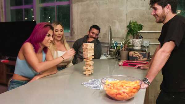 Порно видео Новое отношение - энергия сисек Roxie Sinner, Callie Brooks Realitykings