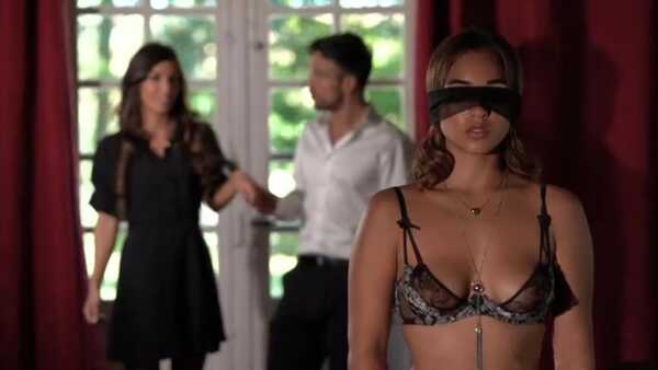 Порно видео Брюнетка для тройничка. Ginebra Bellucci 