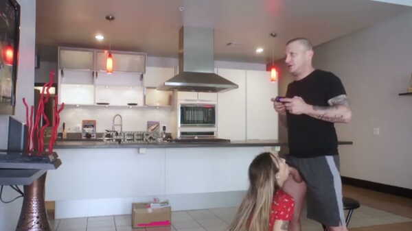 Порно видео Пока он играл в игру, она сосала его член.  